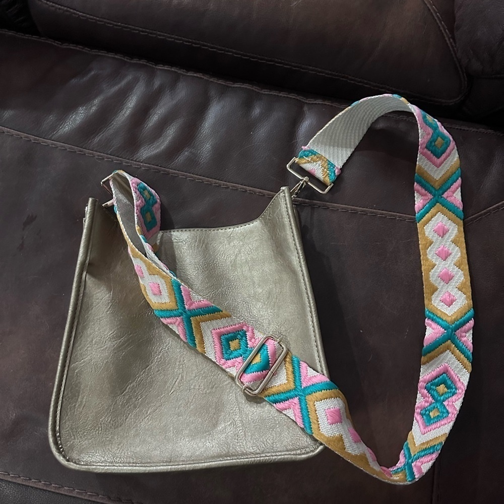 Elegant Crossbody Bag with Patterned Strap